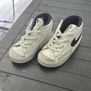 Nike White and Black Classic Sneakers